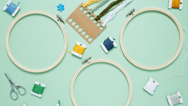 zestaw do haftu: tamborek i nici